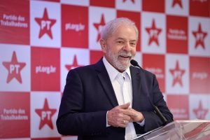 Pesquisa Datafolha realizada com o eleitorado jovem divulgada nesta quarta-feira (27) aponta que o ex-presidente Luiz Inácio Lula da Silva (PT) registrou 51% das intenções de voto nas eleições de 2022