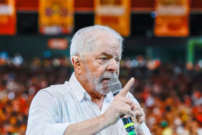 Pesquisa do Instituto FSB, contratada pelo banco BTG Pactual e divulgada nesta segunda-feira (25), aponta o ex-presidente Luiz Inácio Lula da Silva (PT) em vantagem na corrida presidencial, com 44% das intenções de voto