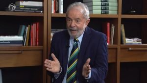O ex-presidente Luiz Inácio Lula da Silva (PT) afirmou que, se eleito, vai mudar a política de preços da Petrobras, desvinculando-a do dólar para reduzir o preço dos combustíveis ao consumidor final