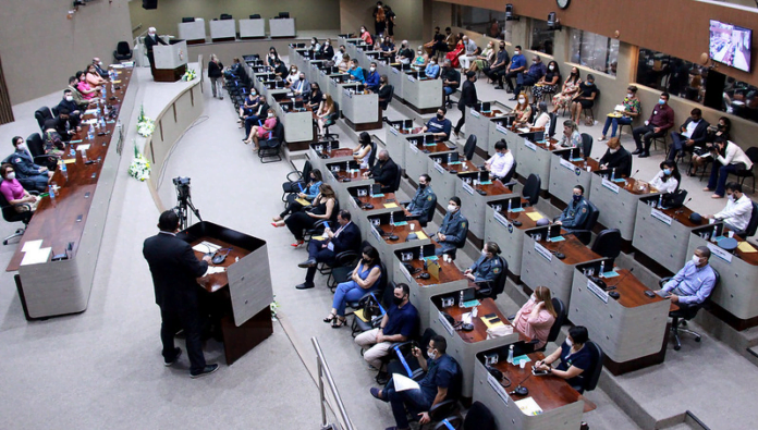 Em dia de última sessão no semestre, vereadores comentam recesso parlamentar na CMM