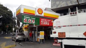 O presidente Jair Bolsonaro (PL) assinou decreto que determina postos de gasolina a exibirem os preços dos combustíveis praticados no dia 22 de junho de 2022