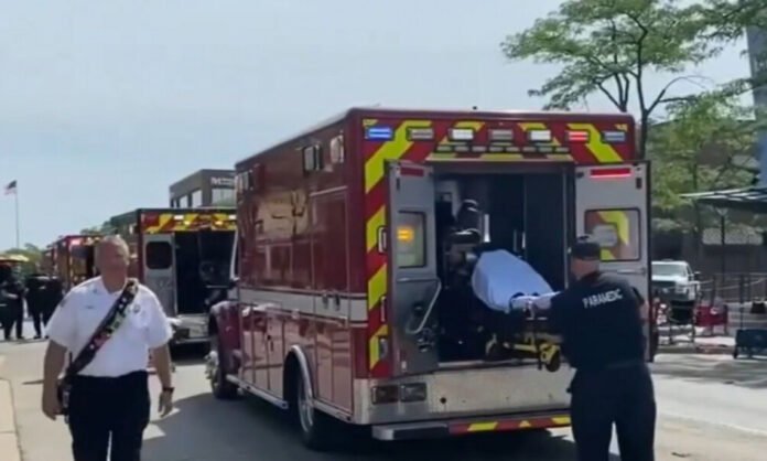 Um tiroteio no centro de Highland Park, cidade em Illinois, deixou ao menos seis pessoas mortas e 31 hospitalizadas na área onde ocorria um desfile de 4 de julho, informou o comandante da polícia local, Chris O’Neill, nesta segunda-feira (4)