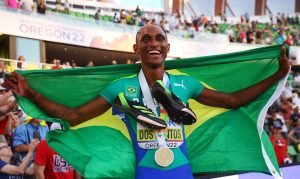 Alisson dos Santos é campeão mundial nos 400 metros com barreira