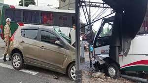 Vídeo: acidente grave entre carro e micro-ônibus deixa pessoa presa às ferragens em Manaus