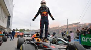 Verstappen vence GP da Hungria com recuperação espetacular