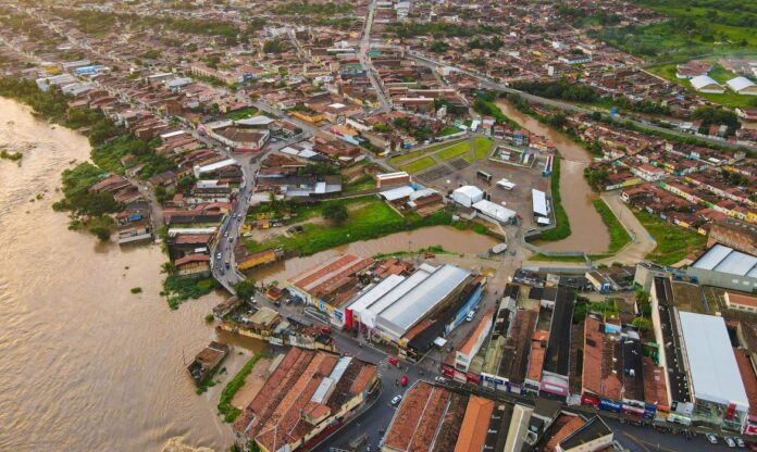 Mais de 56 mil pessoas ficam desabrigadas por causa de chuvas em Alagoas