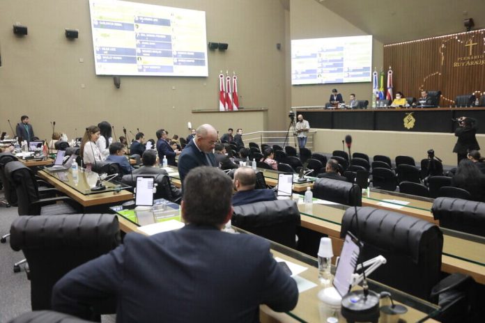 Os deputados Wilker Barreto (Cidadania) e Sinésio Campos (PT) cobraram, nesta quinta-feira (18), melhorias no registro de presença da Assembleia Legislativa do Amazonas (Aleam)