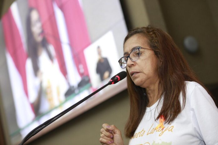 Em cessão de tempo na tribuna da Assembleia Legislativa do Amazonas (Aleam), familiares de pacientes com esclerose múltipla reivindicaram políticas públicas de combate à doença no estado, já que os medicamentos custam caro e não estão incluídos no fornecimento do Sistema Único de Saúde (SUS)