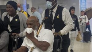 Mike Tyson é flagrado em cadeira de rodas no aeroporto de Miami