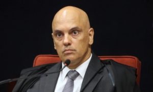 O ministro Alexandre de Moraes, do Supremo Tribunal Federal (STF), determinou que a Polícia Federal cumpra mandados de busca e apreensão em endereços de oito empresários que compartilharam mensagens golpistas em um aplicativo de mensagens