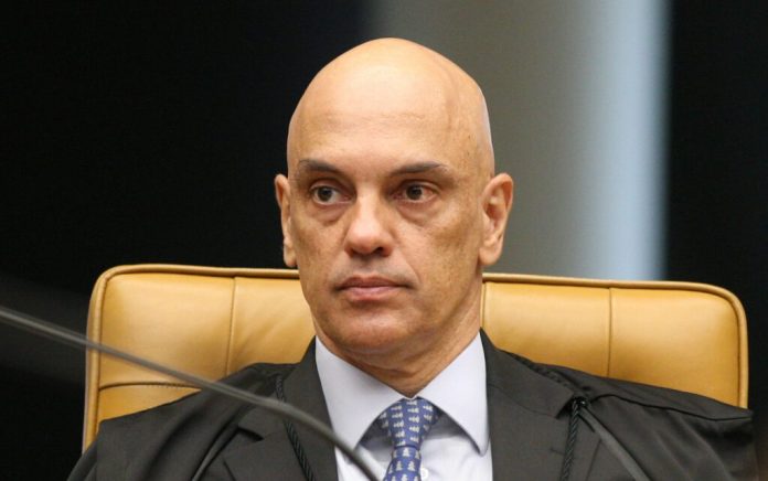 O ministro Alexandre de Moraes, do Supremo Tribunal Federal (STF), determinou nesta sexta-feira (19) que a Procuradoria-Geral da República (PGR) se manifeste sobre o pedido da Polícia Federal para indiciar o presidente Jair Bolsonaro por incitação ao crime ao associar a vacina contra a Covid-19 ao risco de desenvolver Aids