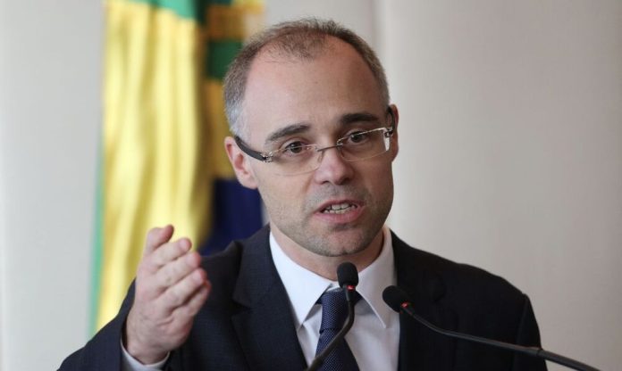 O ministro Alexandre de Moraes, do Supremo Tribunal Federal (STF), votou nesta sexta-feira (12) contra os recursos que questionam duas investigações que apuram a conduta do presidente Jair Bolsonaro