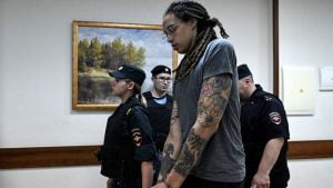 A jogadora de basquete norteamericana Brittney Griner foi sentenciada nesta quinta-feira (4) a nove anos de prisão pela justiça da Rússia por porte de drogas e contrabando