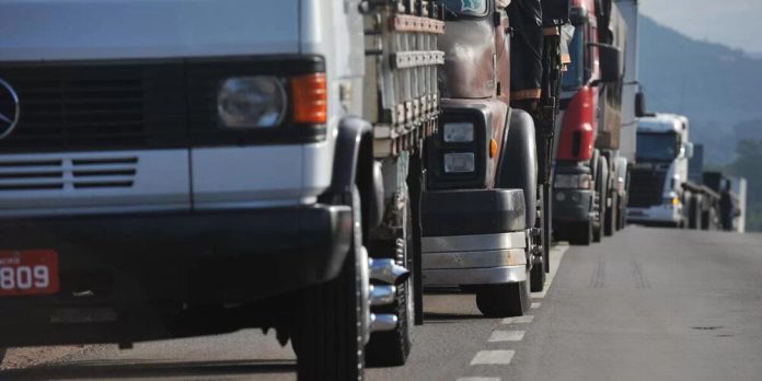 Termina nesta segunda-feira (29) o prazo para que transportadores autônomos de carga (TAC) façam a autodeclaração do termo de registro para recebimento do Benefício Caminhoneiro-TAC