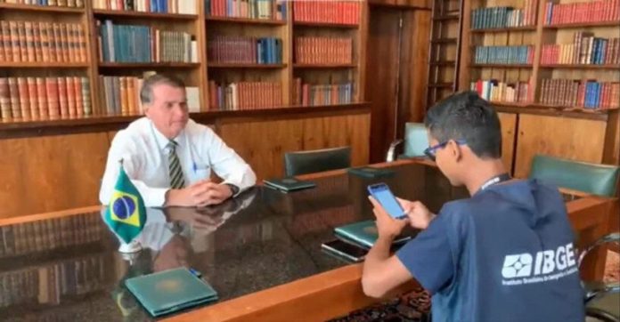 O presidente Jair Bolsonaro (PL) foi o primeiro entrevistado do Censo Demográfico 2022, que começou nesta segunda-feira (1º)