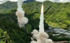 Exercício militar chinês leva mísseis a atingir o mar do Japão