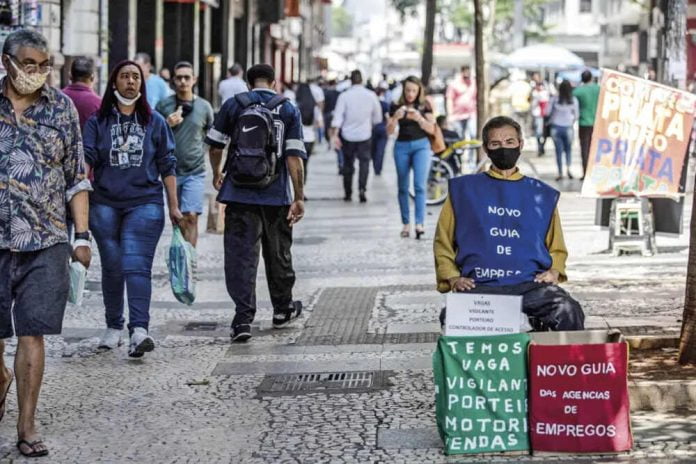 Pesquisa divulgada nesta sexta-feira (12) pelo Instituto Brasileiro de Geografia e Estatística (IBGE) informa que a taxa de desemprego caiu em 22 das 27 unidades da federação no 2º trimestre, na comparação com os 3 primeiros meses do ano