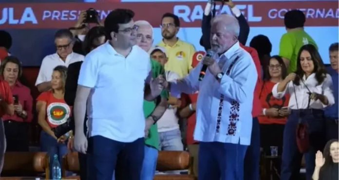 A ministra Maria Claudia Bucchianeri, do Tribunal Superior Eleitoral (TSE), ordenou que as redes sociais retirem do ar trechos de vídeos em que, no entendimento dela, o ex-presidente Luiz Inácio Lula da Silva aparece pedindo votos