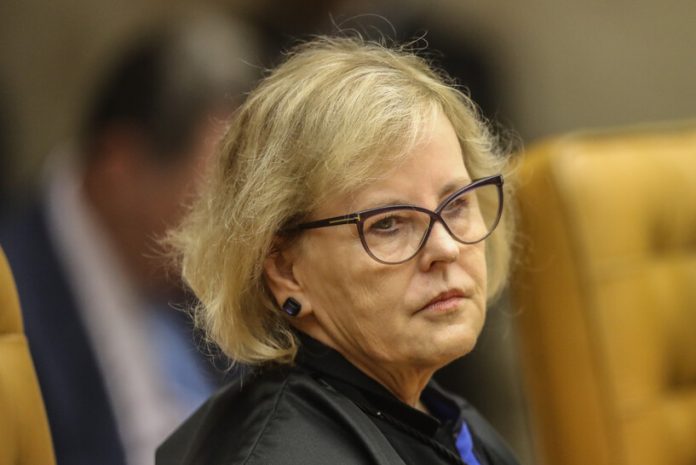 A ministra Rosa Weber, do Supremo Tribunal Federal (STF), enviou nesta segunda-feira (8) pedido de investigação do presidente Jair Bolsonaro por ter feito ataques ao sistema eleitoral, sem provas, durante reunião com embaixadores estrangeiros
