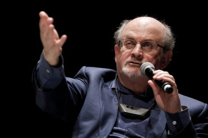O escritor britânico Salman Rushdie, jurado de morte no Irã pela publicação do livro 