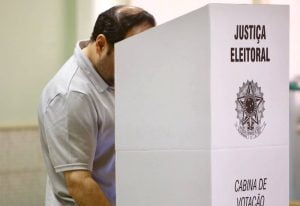 TSE determina que eleitor não poderá levar celular para cabine de votação