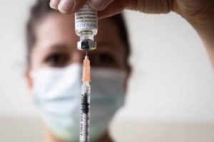A Agência Nacional de Vigilância Sanitária (Anvisa) aprovou a liberação para uso da vacina contra a varíola dos macacos (monkeypox) e do medicamento tecovirimat para o tratamento da doença no Brasil