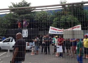 Sucateiros protestam em frente à CMM devido a projeto de lei