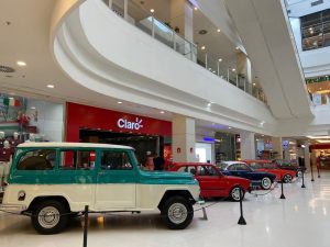 Shopping de Manaus realiza exposição de carros antigos