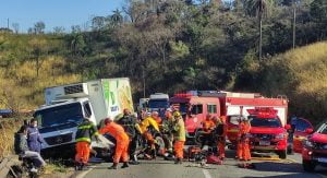 Acidente grave entre carro e caminhão deixa três mortos na BR-381 em Minas Gerais