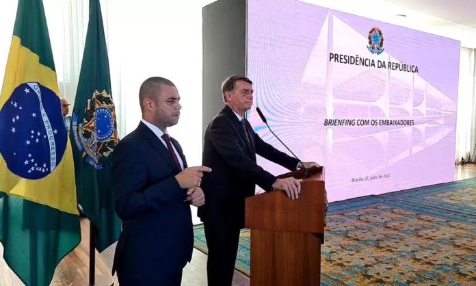 YouTube tira do ar vídeo de Bolsonaro com embaixadores com críticas às urnas