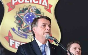 Moraes envia pedido da PF para indiciar Bolsonaro por associar vacina contra Covid à Aids