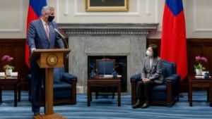 Governador americano visita Taiwan em meio a tensão com China
