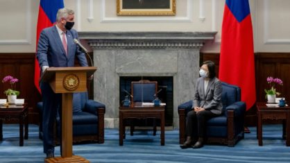 Governador americano visita Taiwan em meio a tensão com China