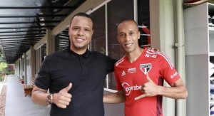 Luis Fabiano acompanha treino do São Paulo
