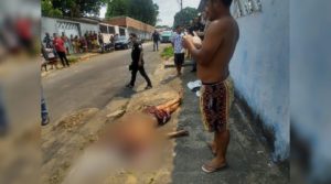 Homem é executado em veículo e jogado no meio da rua