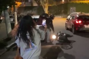 Imagens divulgadas nas redes sociais mostram o ex-ministro do Meio Ambiente e candidato a deputado federal por São Paulo, Ricardo Salles (PL), dirigindo um carro e batendo na moto de um entregador