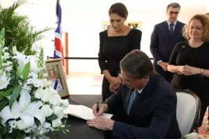 O presidente Jair Bolsonaro foi à embaixada do Reino Unido em Brasília, nesta segunda-feira (12), para assinar o livro de condolências da morte da rainha Elizabeth II
