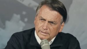 Em entrevista a podcasts realizada nessa segunda-feira (12), o presidente Jair Bolsonaro (PL), afirmou que se arrepende da ocasião em que, perguntado sobre os mortos pela doença, respondeu não ser "coveiro"