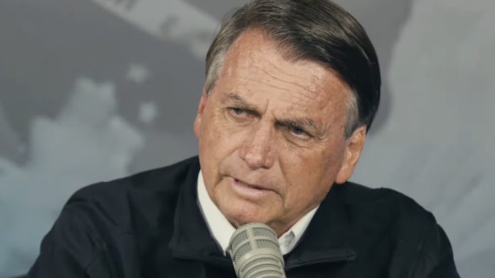 Em entrevista a podcasts realizada nessa segunda-feira (12), o presidente Jair Bolsonaro (PL), afirmou que se arrepende da ocasião em que, perguntado sobre os mortos pela doença, respondeu não ser 