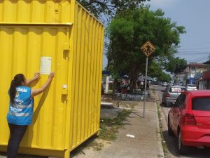 Proprietário de container em canteiro central é notificado em Manaus
