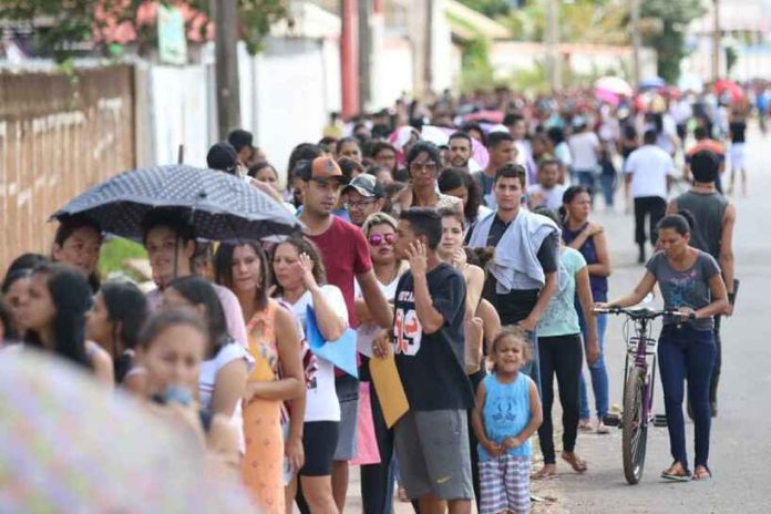 Pesquisa do Instituto Brasileiro de Geografia e Estatística (IBGE) nesta sexta-feira (30) mostra que a taxa de desemprego no Brasil ficou em 8,9% no trimestre encerrado em agosto