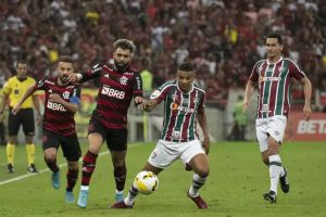 Flamengo e Fluminense se enfrentam, neste domingo (18) no estádio do Maracanã, em fases completamente opostas na temporada. Enquanto o Rubro-Negro