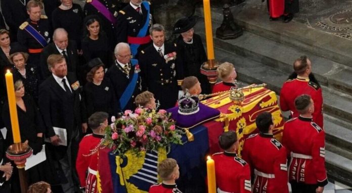 O funeral público de 12 dias da rainha Elizabeth II chegou ao fim nesta segunda-feira (19)