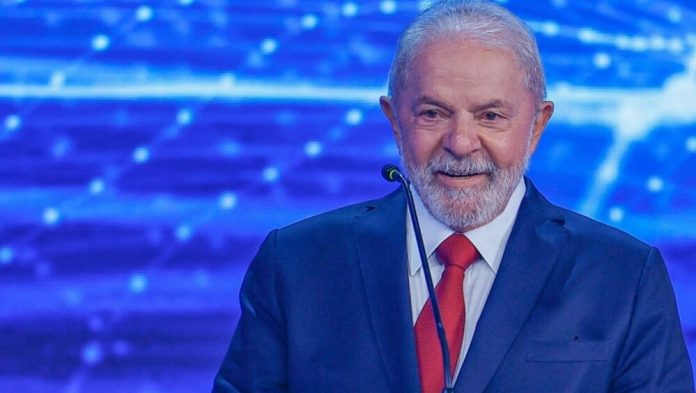 Após reunião com coordenadores de campanha, o ex-presidente Lula (PT) decidiu comparecer apenas ao debate da TV Globo