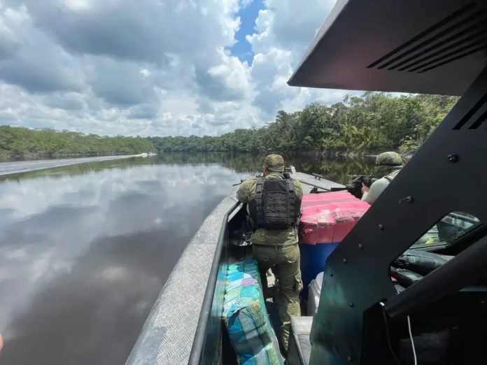 Após quase 20 dias navegando pelo rio Marié, localizado entre os municípios de Santa Isabel do Rio Negro e São Gabriel da Cachoeira, no Amazonas, equipes das polícias Federal e Militar apreenderam 1,4 tonelada de droga tipo skunk e duas armas de fogo
