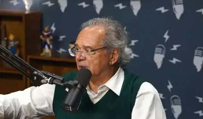 O ministro da Economia, Paulo Guedes, voltou a defender a venda de praias no país, nesta terça-feira (27), em entrevista ao Flow Podcast