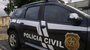 Um homem identificado como Rafael Silva de Oliveira, de 22 anos, matou o colega de trabalho Benedito Cardoso dos Santos, de 44 anos, com golpes de faca e machado durante uma discussão por motivos políticos na noite de quarta-feira (7)