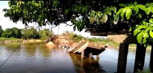 A ponte do Careiro Castanho (a 102 quilômetros de Manaus), localizada no KM 25 da BR-319, nas proximidades de Iranduba, desabou na manhã desta quarta-feira (28)