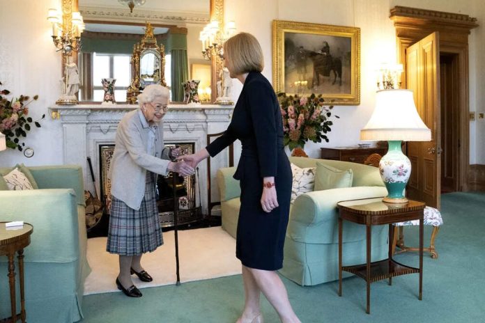 A rainha Elizabeth II empossou, nesta terça-feira (6), a nova primeira-ministra do Reino Unido, Liz Truss, em um castelo da família real da Escócia
