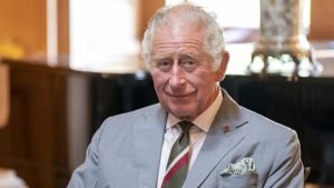 Após mais de setenta anos de reinado da Rainha Elizabeth II, falecida nesta quinta-feira (8), o príncipe Charles assume o trono do Reino Unido